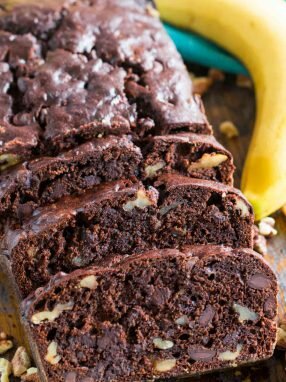 El pan de plátano con chocolate es el mejor pan de plátano que jamás haya probado. Increíblemente tierno, húmedo y sabroso, ¡cargado de trocitos de chocolate y crujientes nueces!